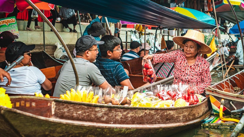 Barque chargée de fruits sur un marché flottant