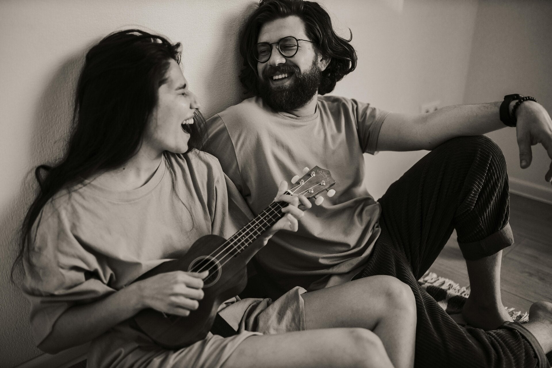 Foto Anastasia Shuraeva  vrouw ukelele man lachen verliefd Missnienox poëzie 