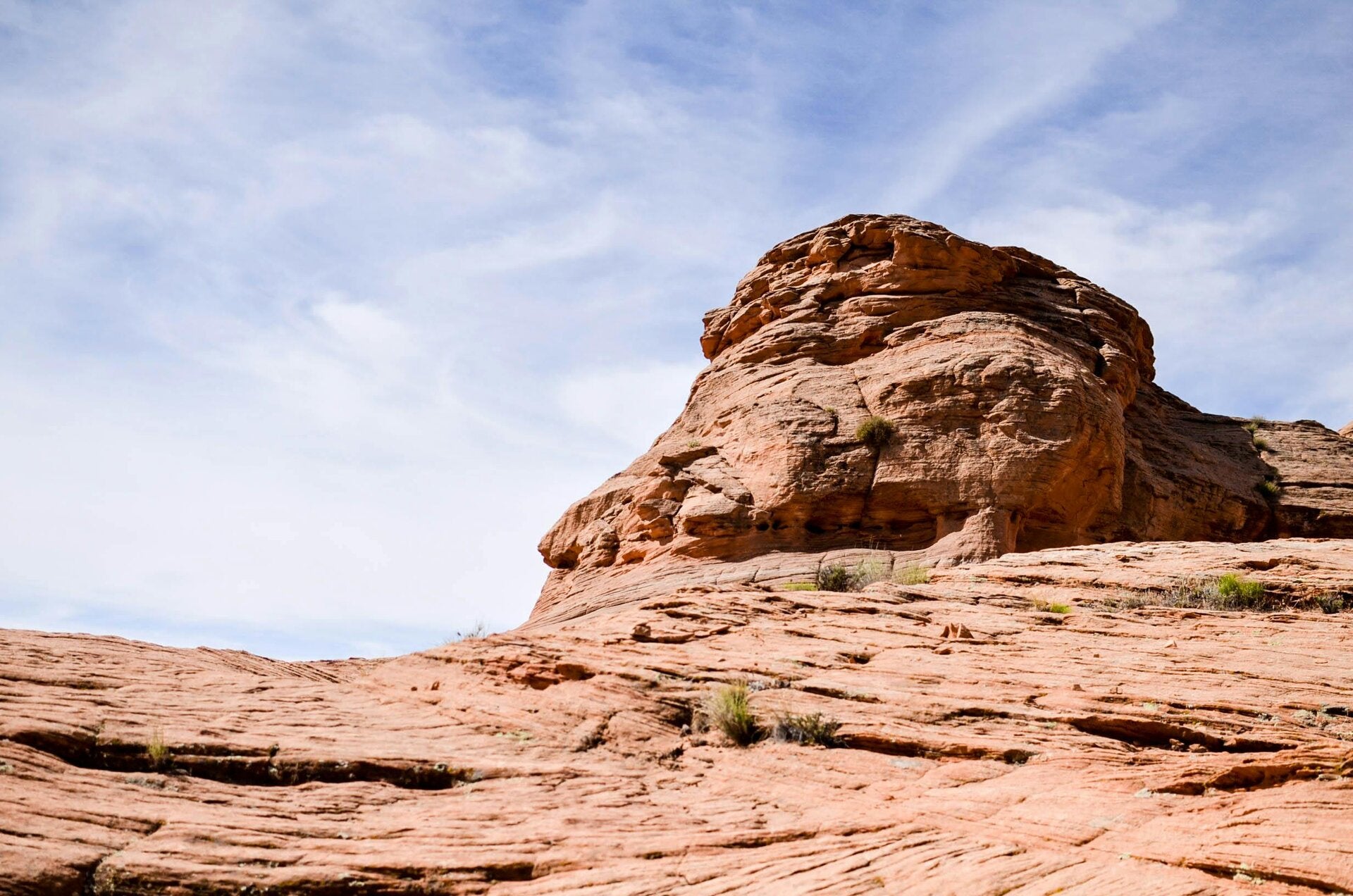 Formation rocheuse de grès rouge sous le ciel bleu au parc d'État de Valley of Fire Nevada