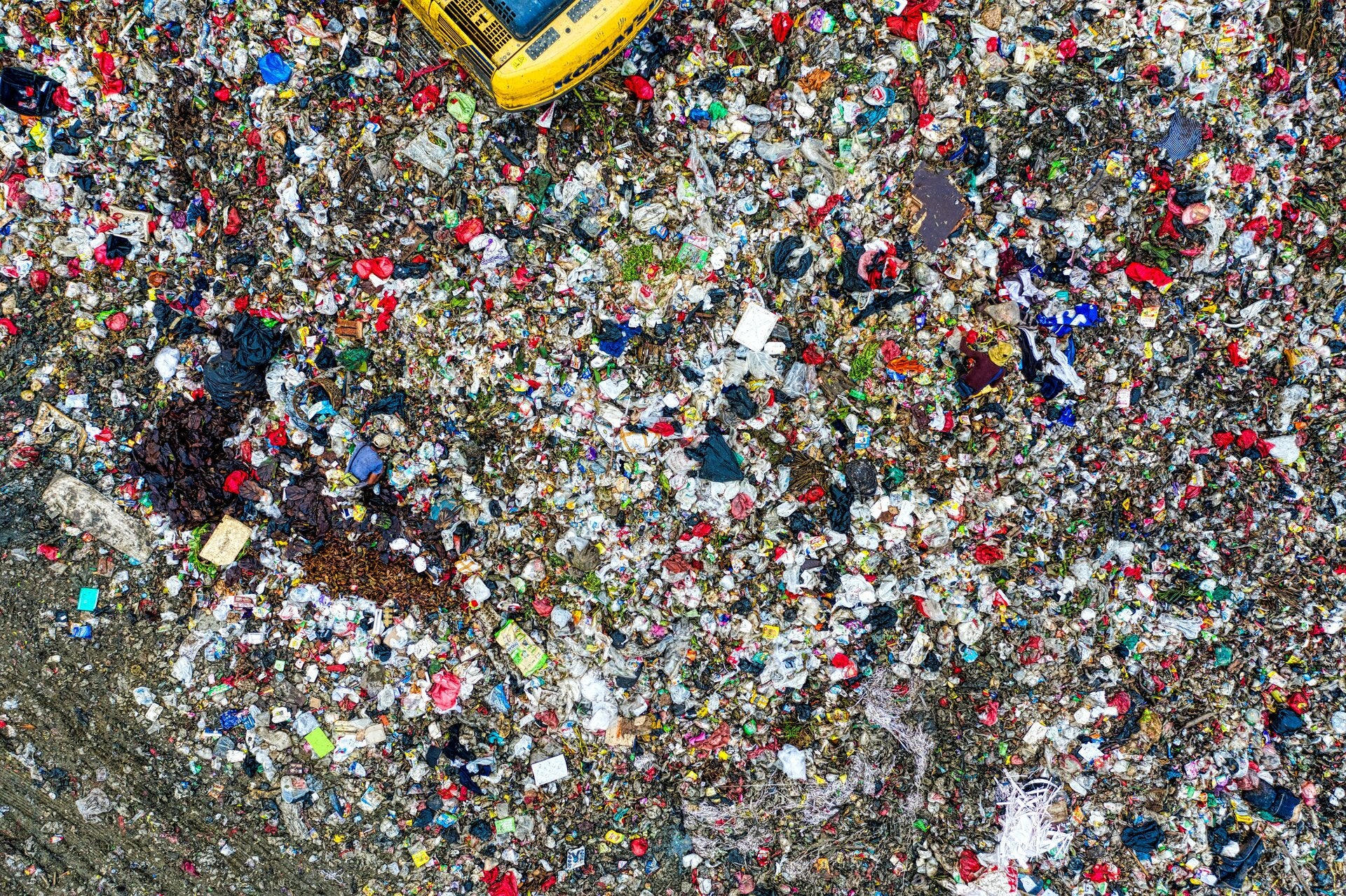 plastic soep, platic soup, microplastics en grote stukken platic. Microplastics in zee en in onze voedselketen. plastic afval. new angels duurzame kleding