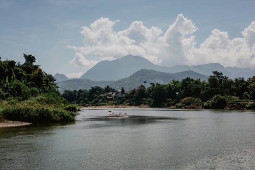 Rivière Nam Ou entre les montagnes