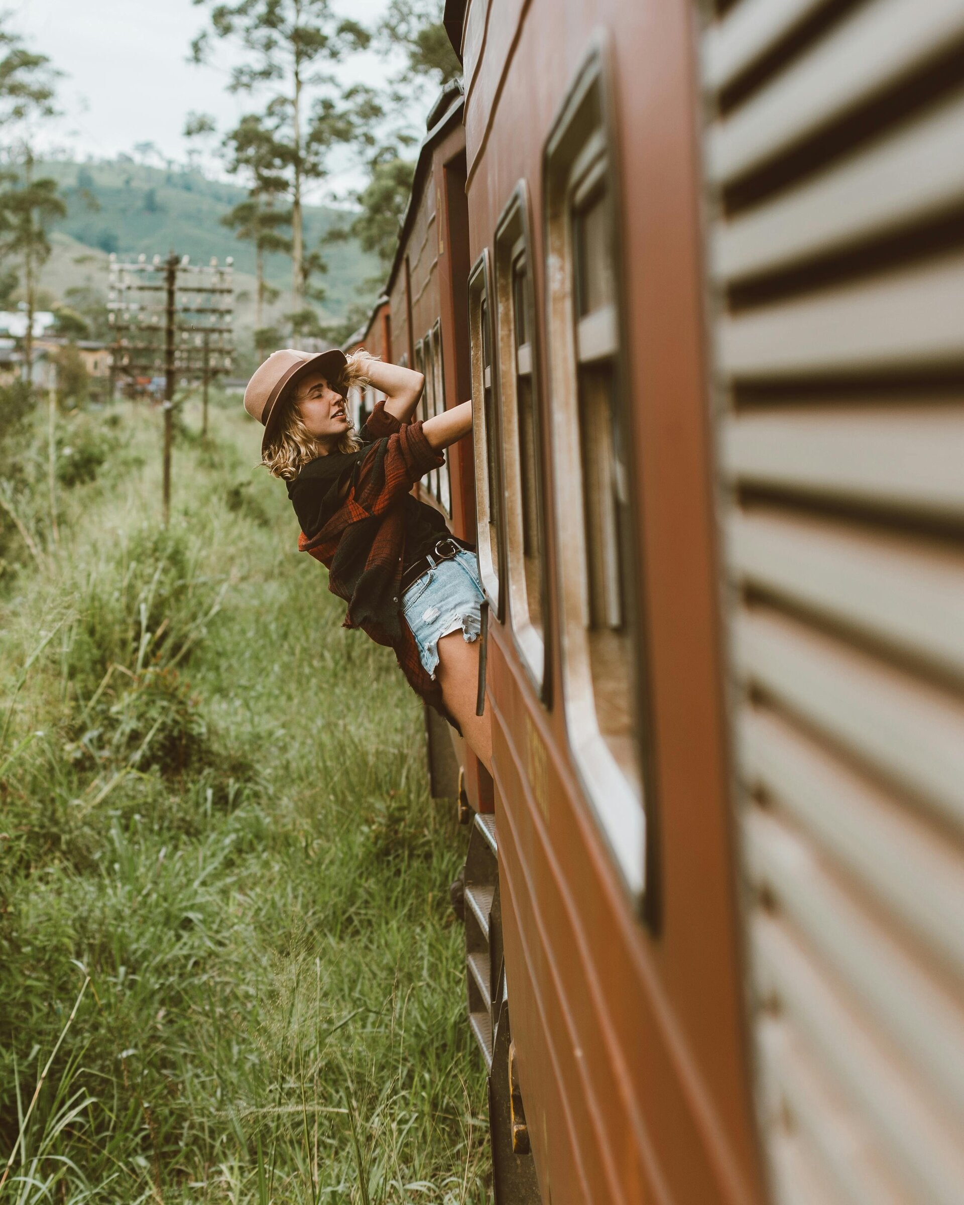 Foto ROMAN ODINTSOV vrouw hangt uit trein blij Missnienox poëzie 
