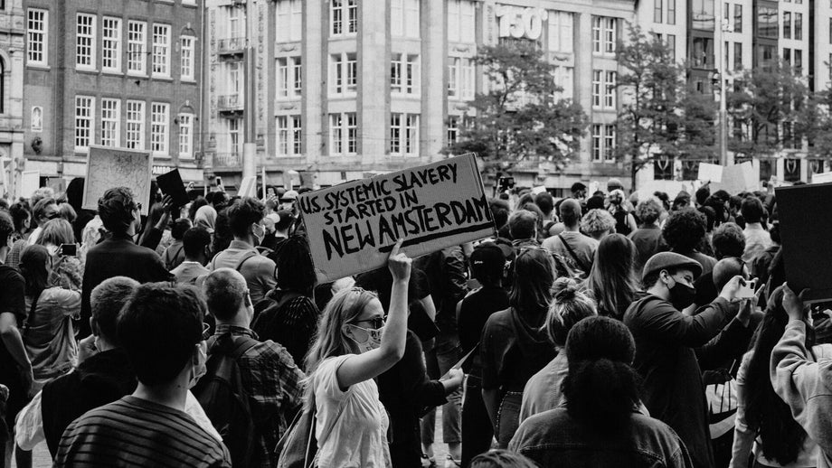 + 10 bekannte Ideologien erklärt mit wissenschaftlichem Hintergrund Was bedeutet „Ideologie“? Eine Ideologie ist ein zusammenhängendes System aus Ideen, Werten und Zielen, das erklärt: wie die Welt ist, wie sie sein sollte, und wie man sie verändern s