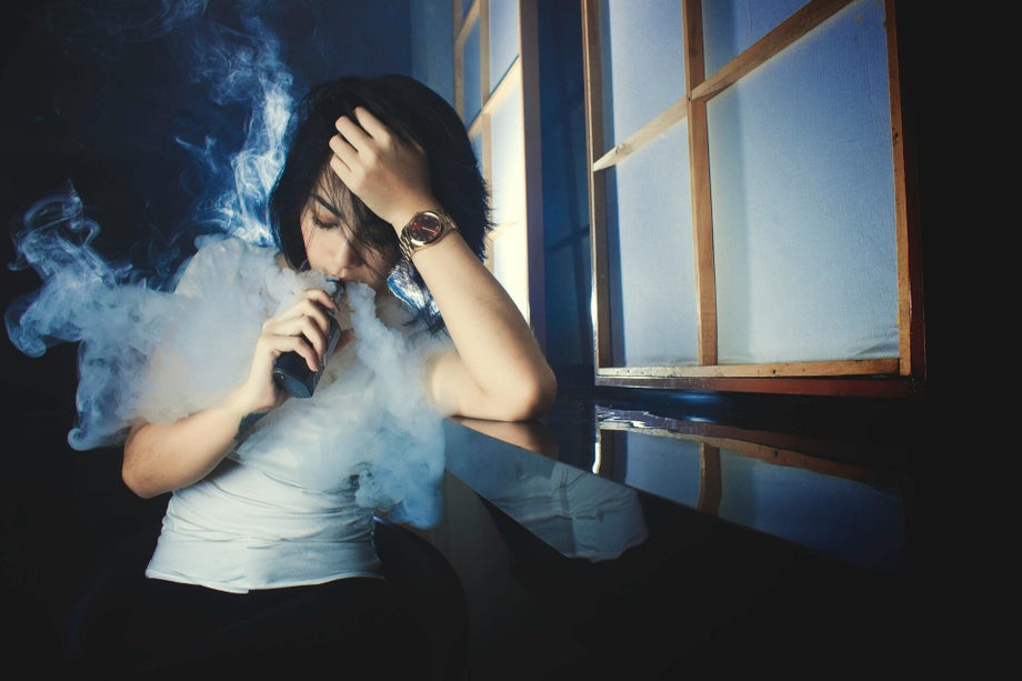 Von Bubblegum bis Mango Ice – Vapes, auch bekannt als Waves, sind längst mehr als bloß Nikotin-Ersatz. Sie sind Mode-Accessoire, Lifestyle, Identität. Bunte Farben, stylisches Design und süße Aromen machen sie besonders für Jugendliche attraktiv. Was früh