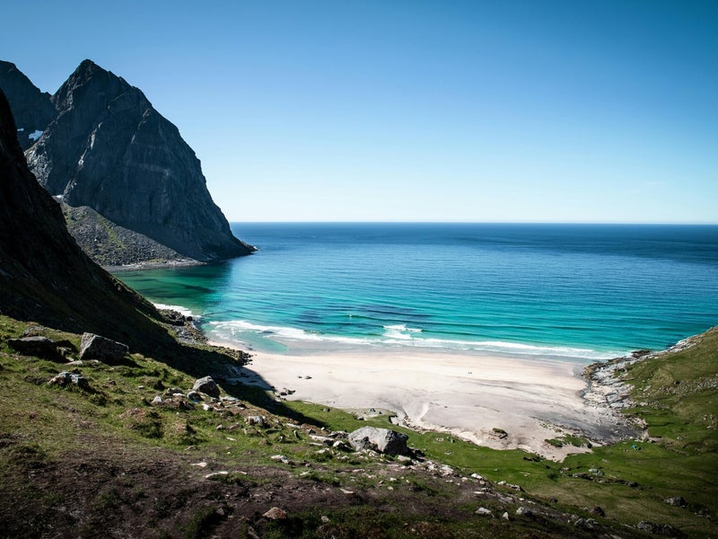 Wandeling naar het afgelegen Kvalvika Beach tijdens de trektocht over de Lofoten
