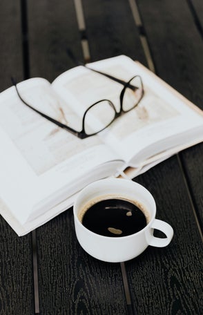 Kontaktfoto Buch mit Brille und Tasse