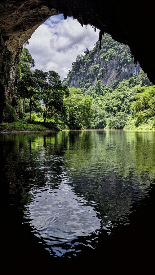 Rivière bordée de jungle et de falaises