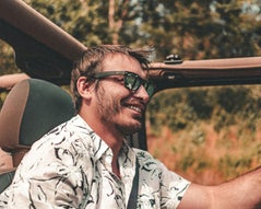 Mann hat durch erfolgreiche MPU den Führerschein zurück und fährt endlich wieder Auto.
