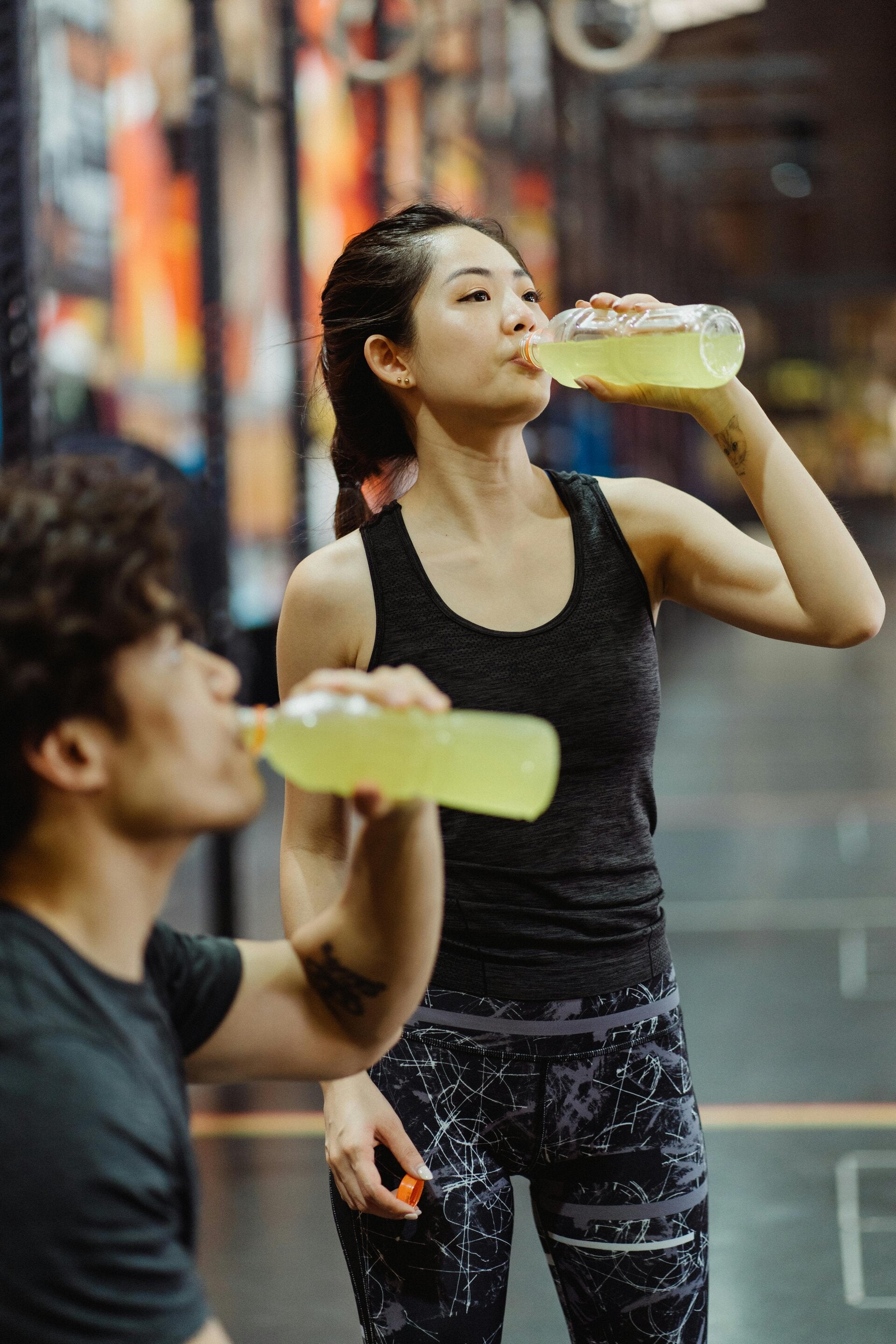 2 sportifs buvant une boisson