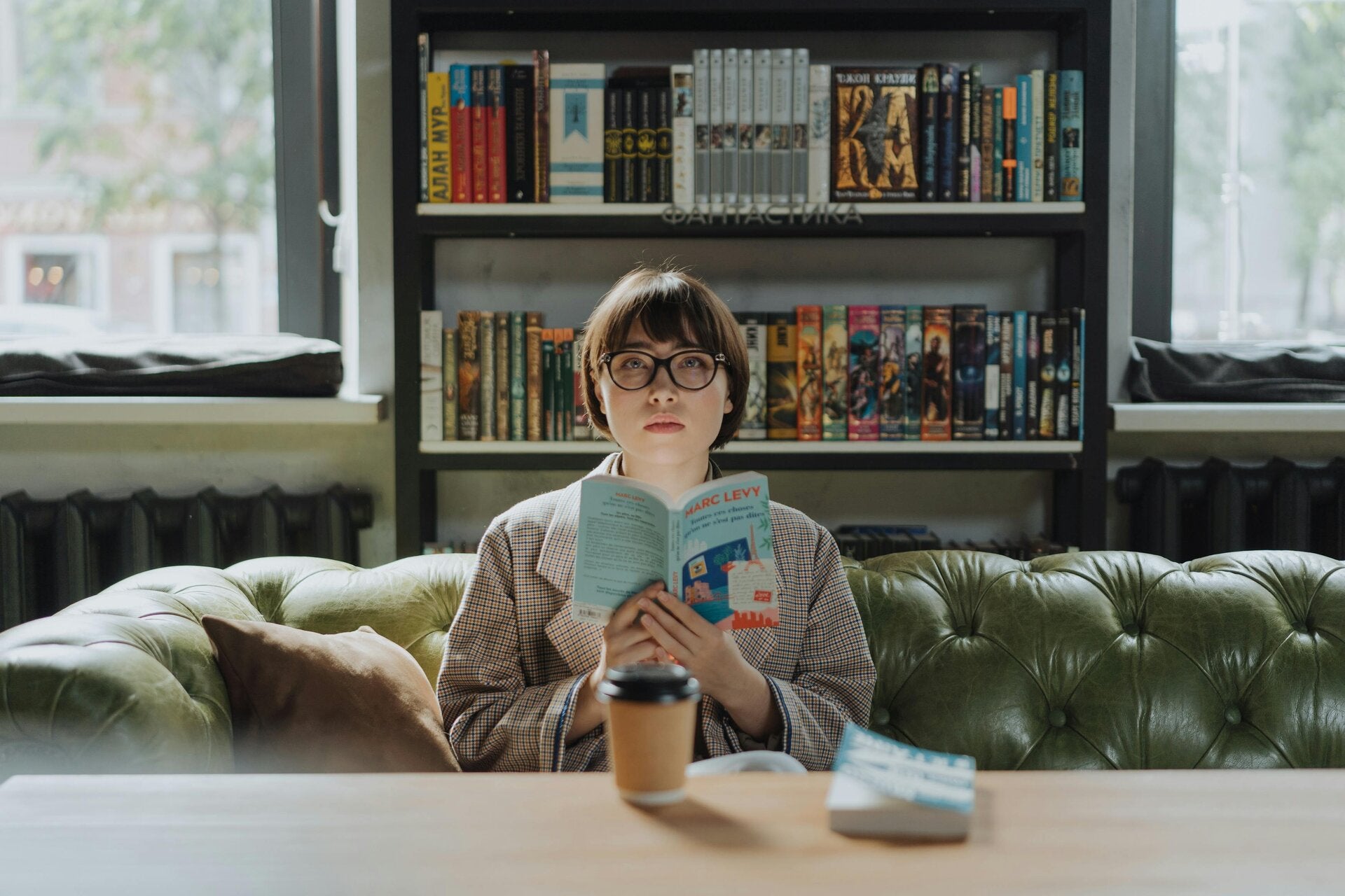 Vrouw leest een boek.