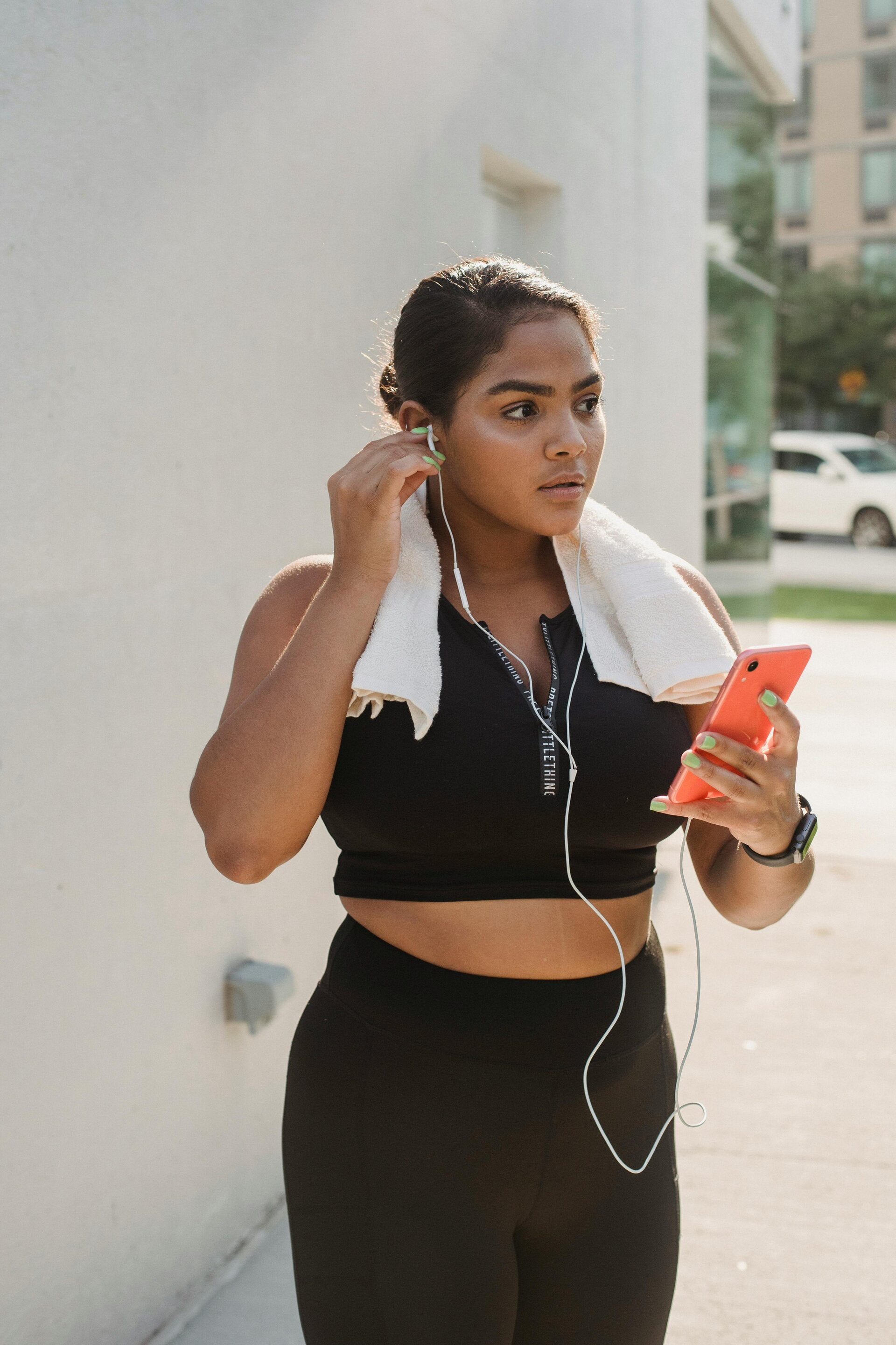 Vrouw streamt opzwepende muziek tijdens het sporten