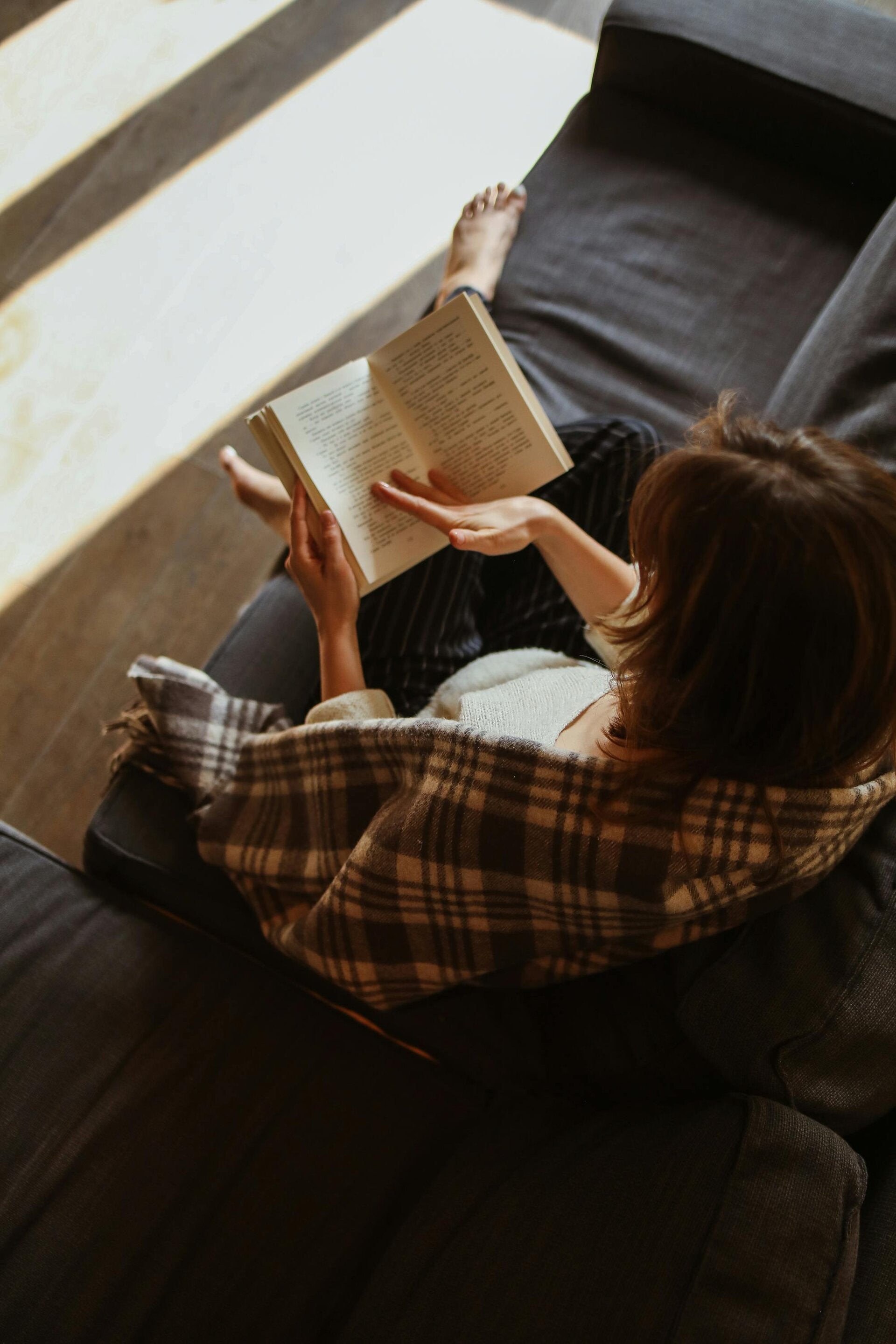 Vrouw die leest.