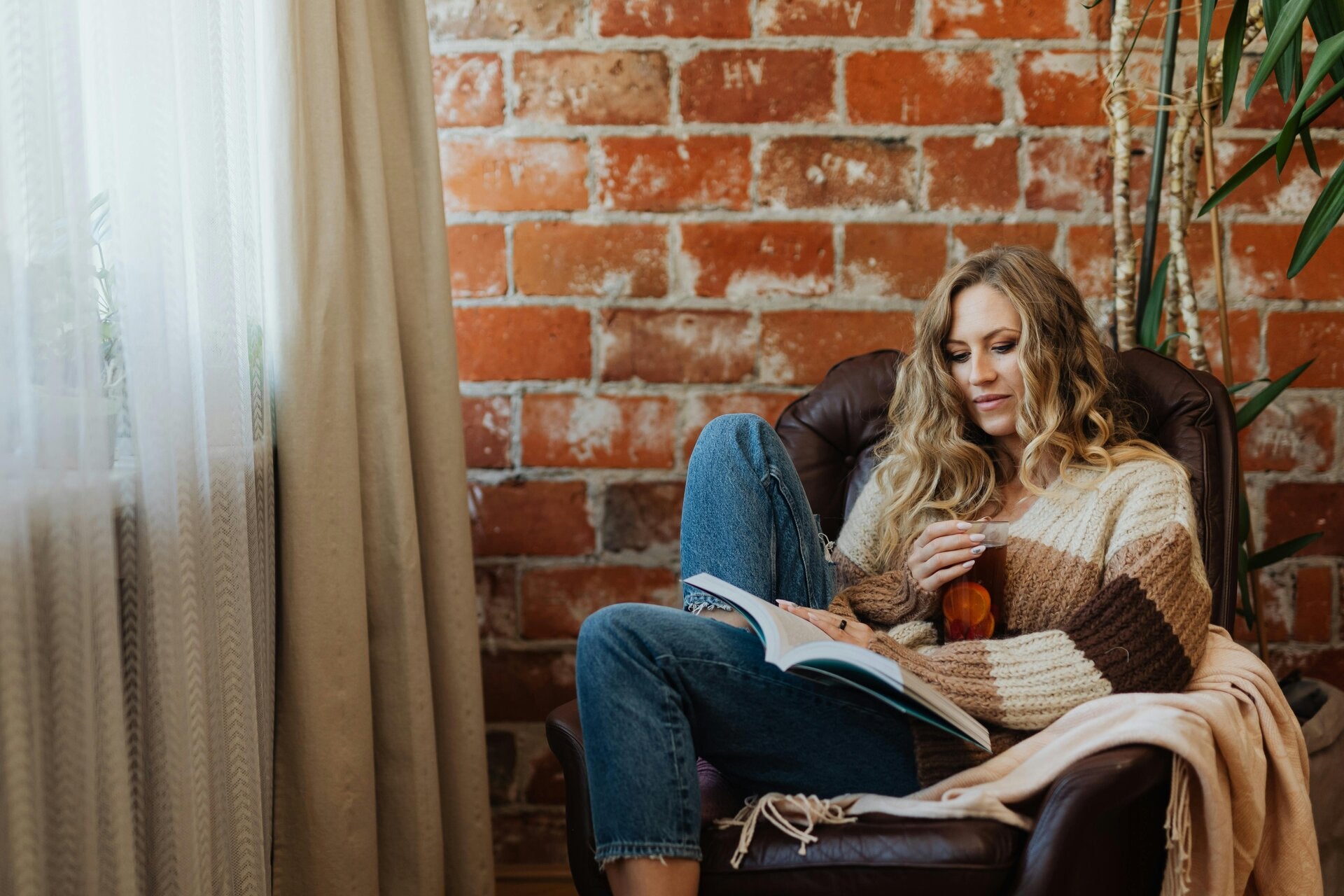 Afbeelding van een vrouw die leest.