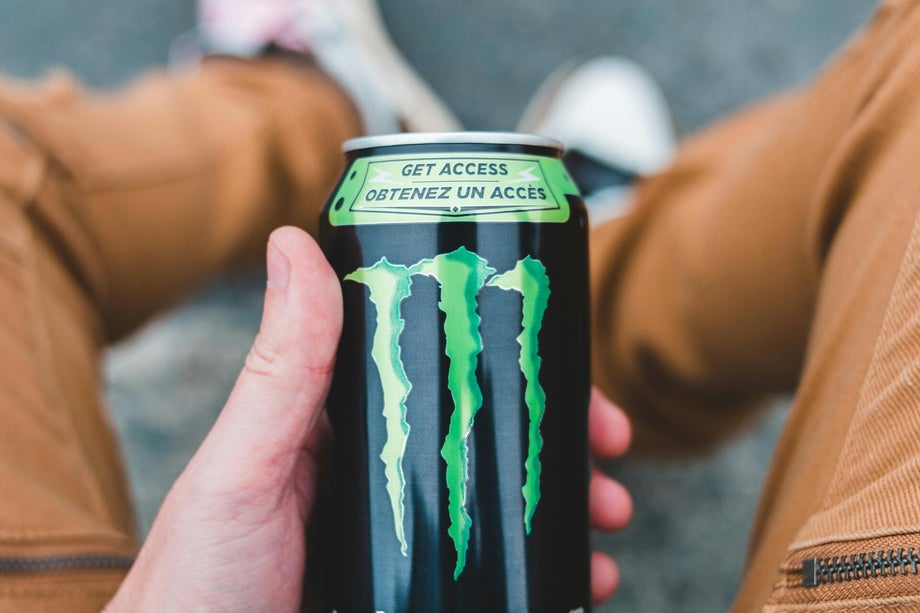 Ob auf dem Schulhof, vor der Konsole oder beim Sport: Energydrinks sind längst Teil des Alltags vieler Jugendlicher geworden. Die bunten Dosen versprechen Power, Konzentration und Coolness – doch was steckt wirklich drin? Und noch wichtiger: Was richten d