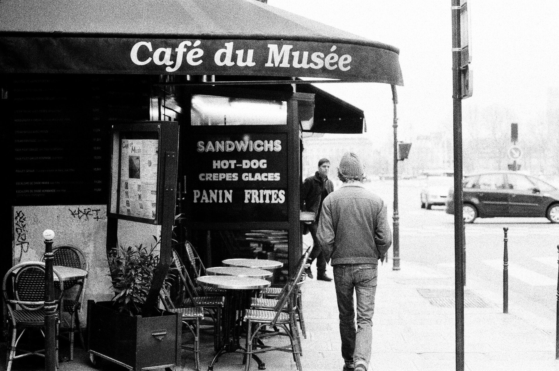 Foto Jean Pierre café Muséé man straat Missnienox poëzie 