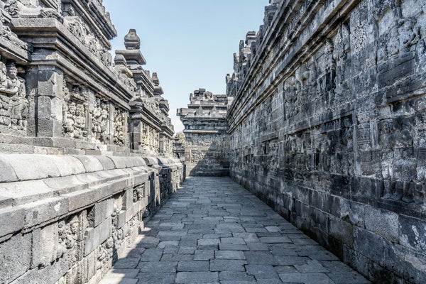 Galerie sculptée du temple de Borobudur