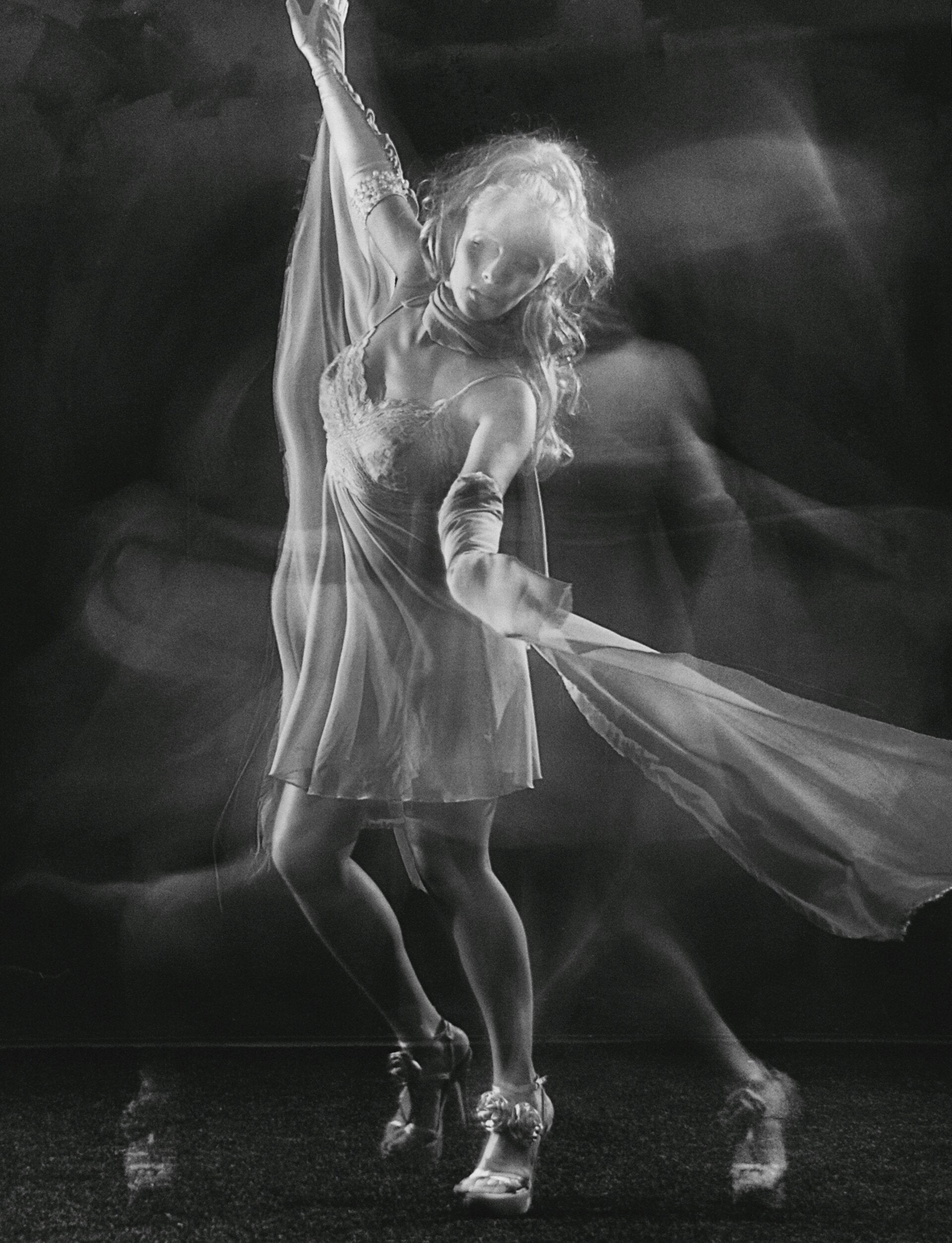 Foto Alexander Krivitskiy danseres zwart wit dubbelbed poëzie missnienox 