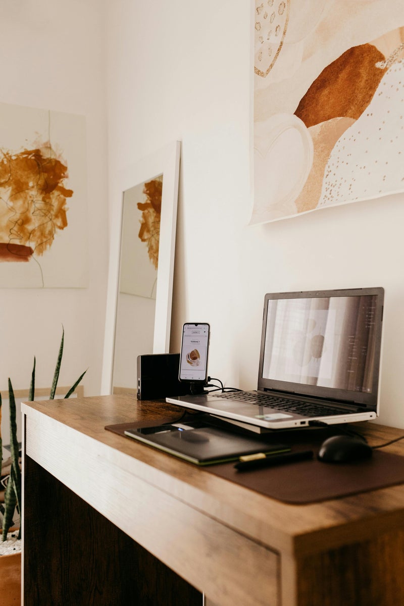 Werkplek met laptop en smartphone op een bureau