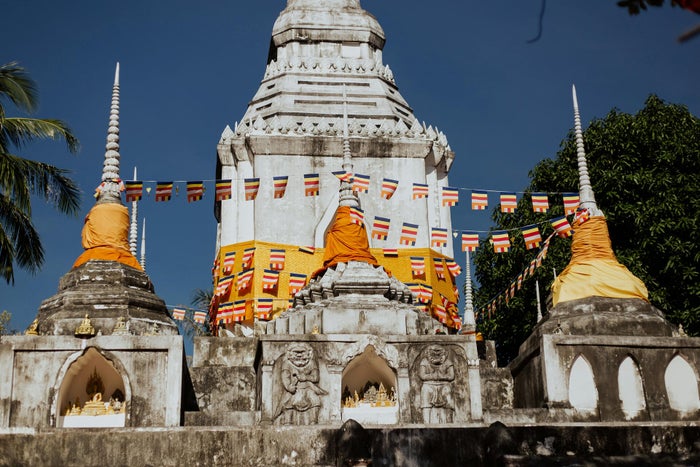 Chedis blancs et dorés d’un temple thaïlandais