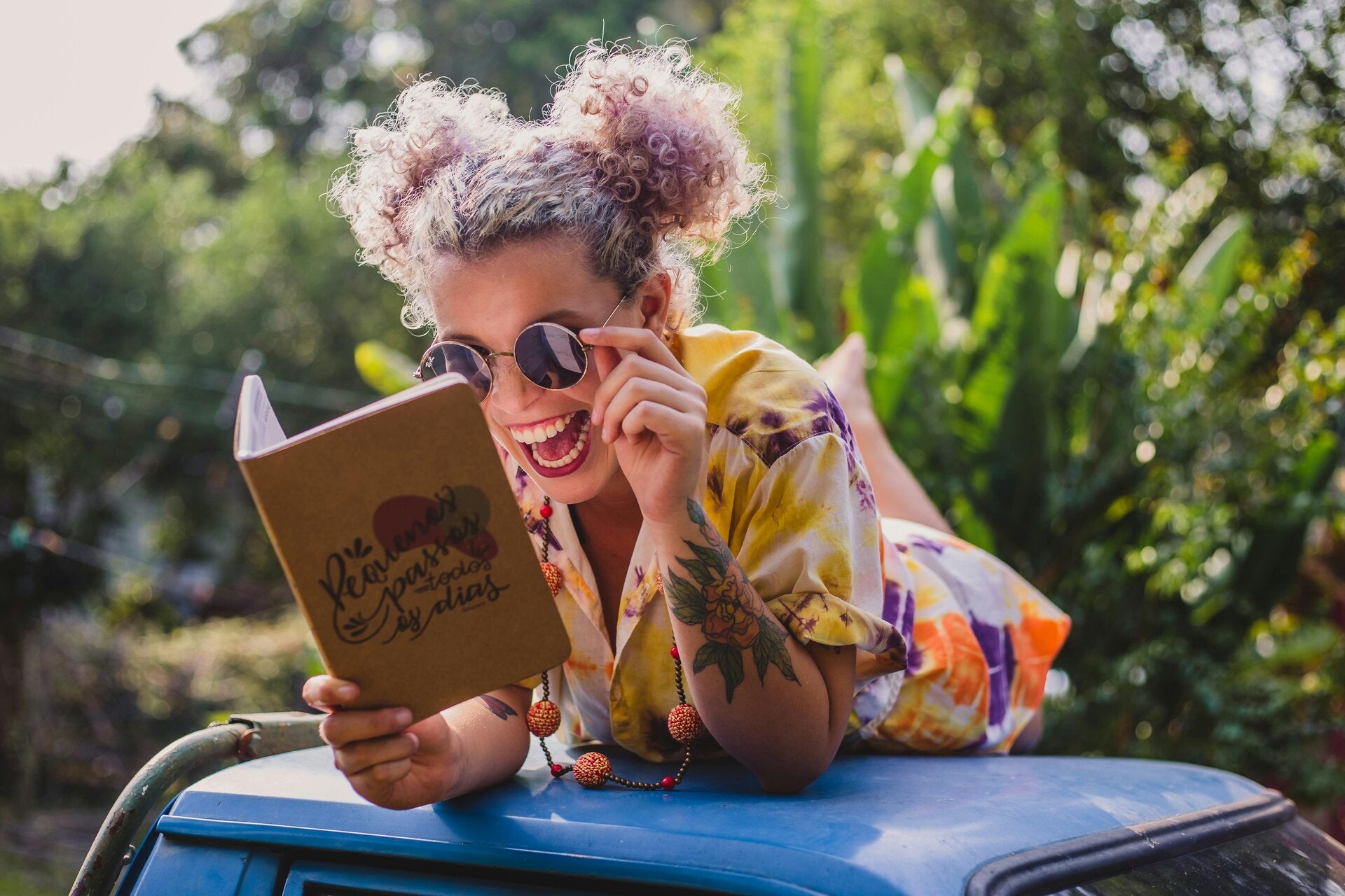 Afbeelding van een vrouw die een boek leest.