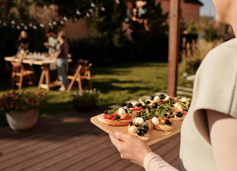Vers gegrilde streetfood gerechten op houten plank tijdens catering in Dronten