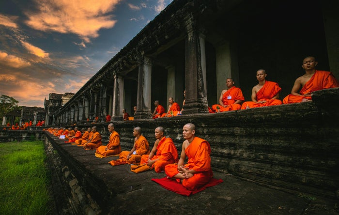 Moines en robe orange en méditation