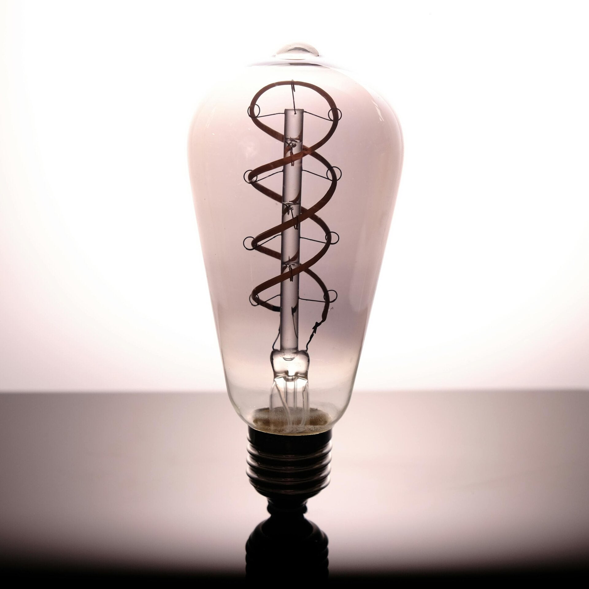 Een brandende vintage LED-gloeilamp met een spiraalvormige gloeidraad, die heldere inspiratie, innovatie en creatief vuur activeert. 