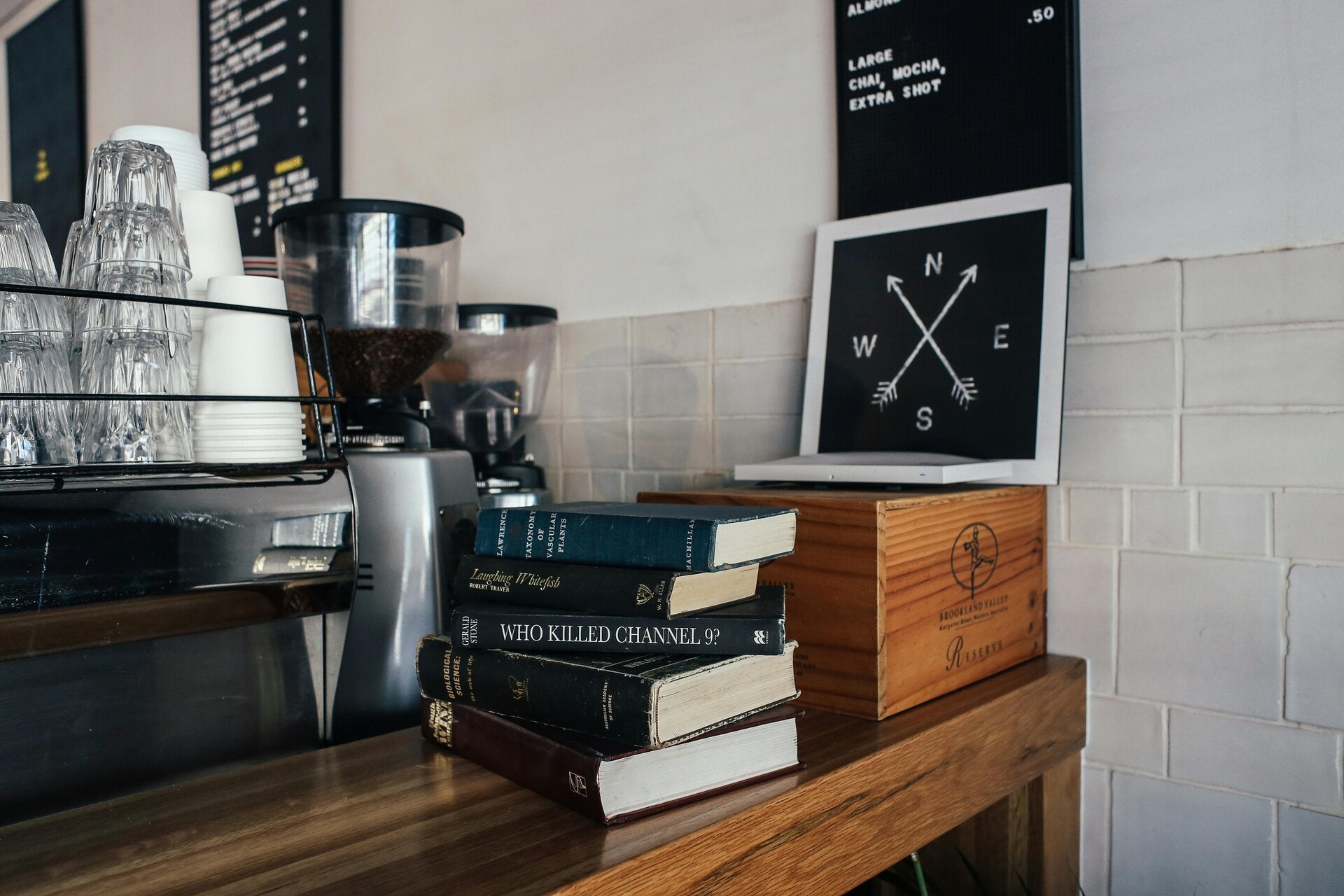 Afbeelding van boeken op een bar.