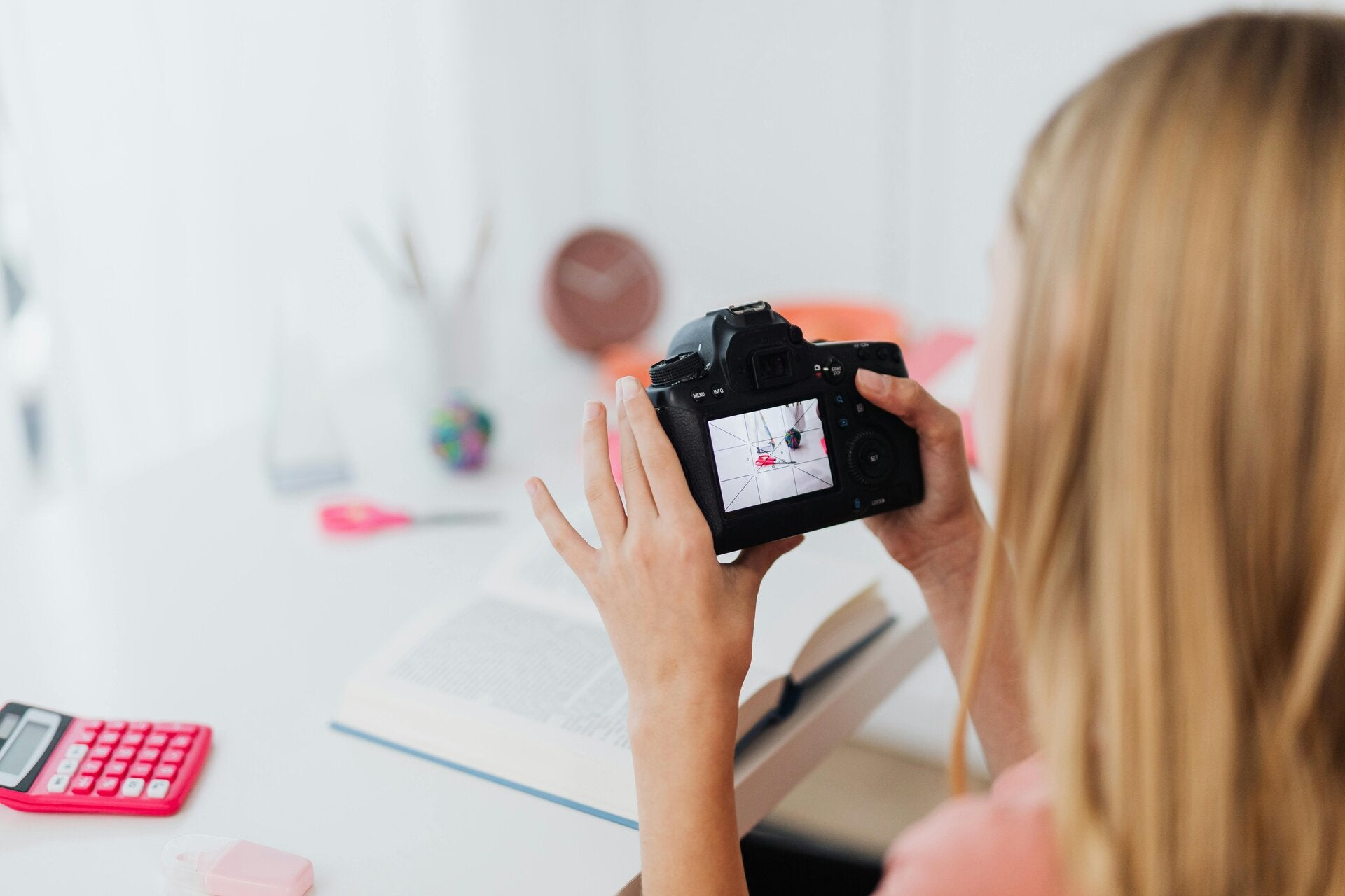 Leerlingen voeren de groep 8 musical op terwijl ouders en leraren de voorstelling filmen