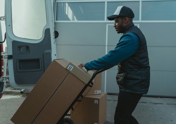 Levering van meubelstoffen aan huis - AYS Meubelstoffeerderij