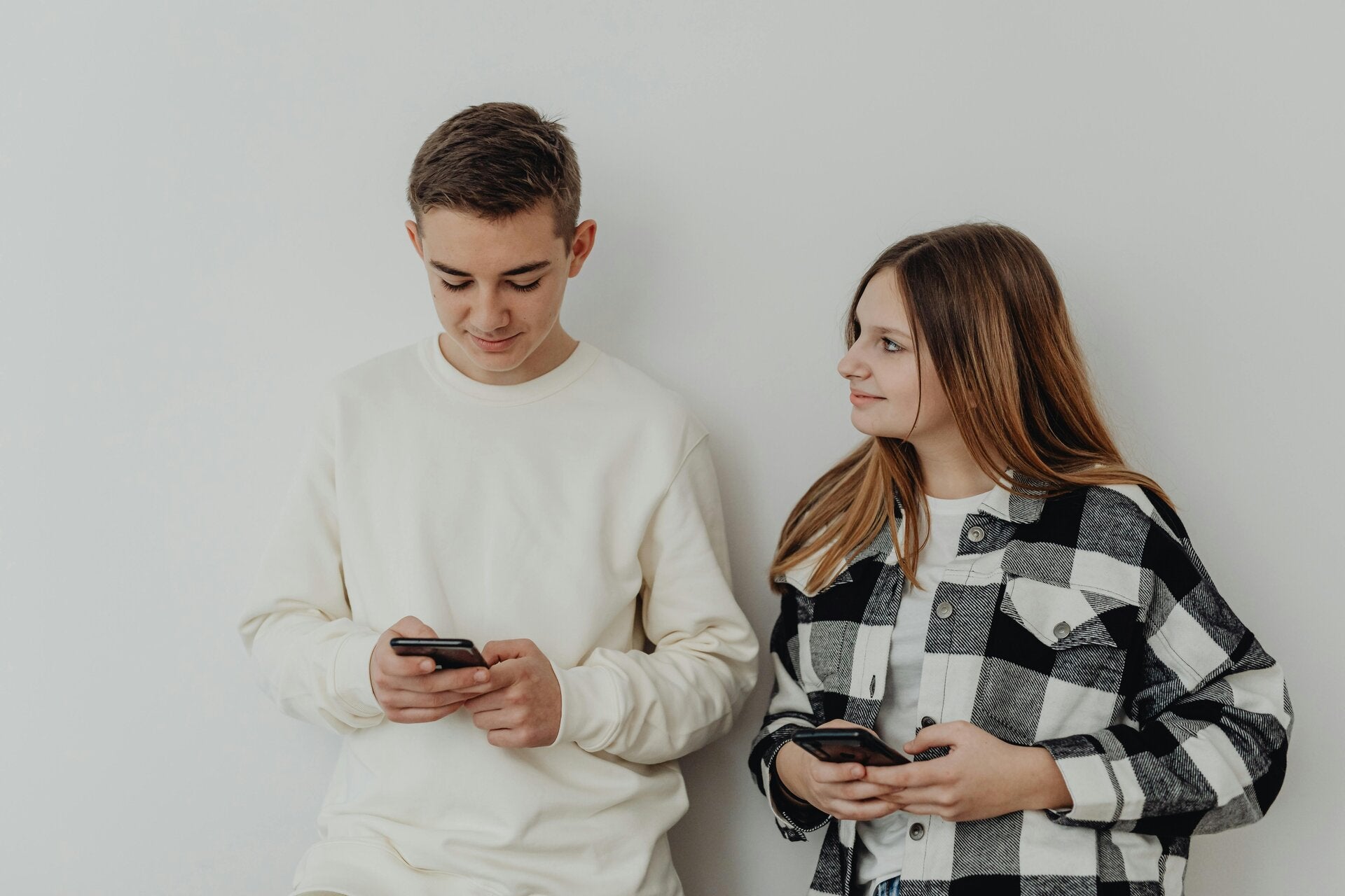 Situationship, dating app, ghosting, relazioni distanti e confuse