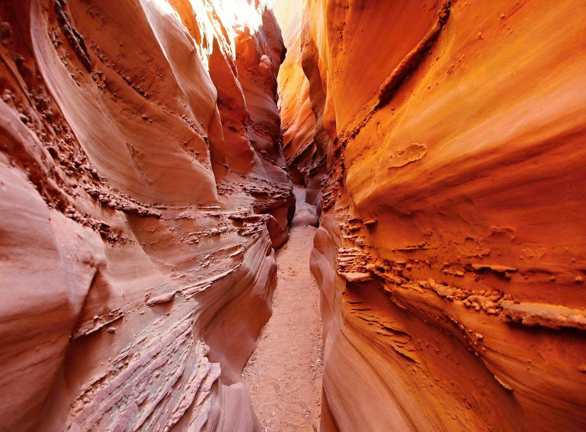 Rayons de lumière dans le canyon supérieur d'Antelope Canyon, Arizona, nation Navajo