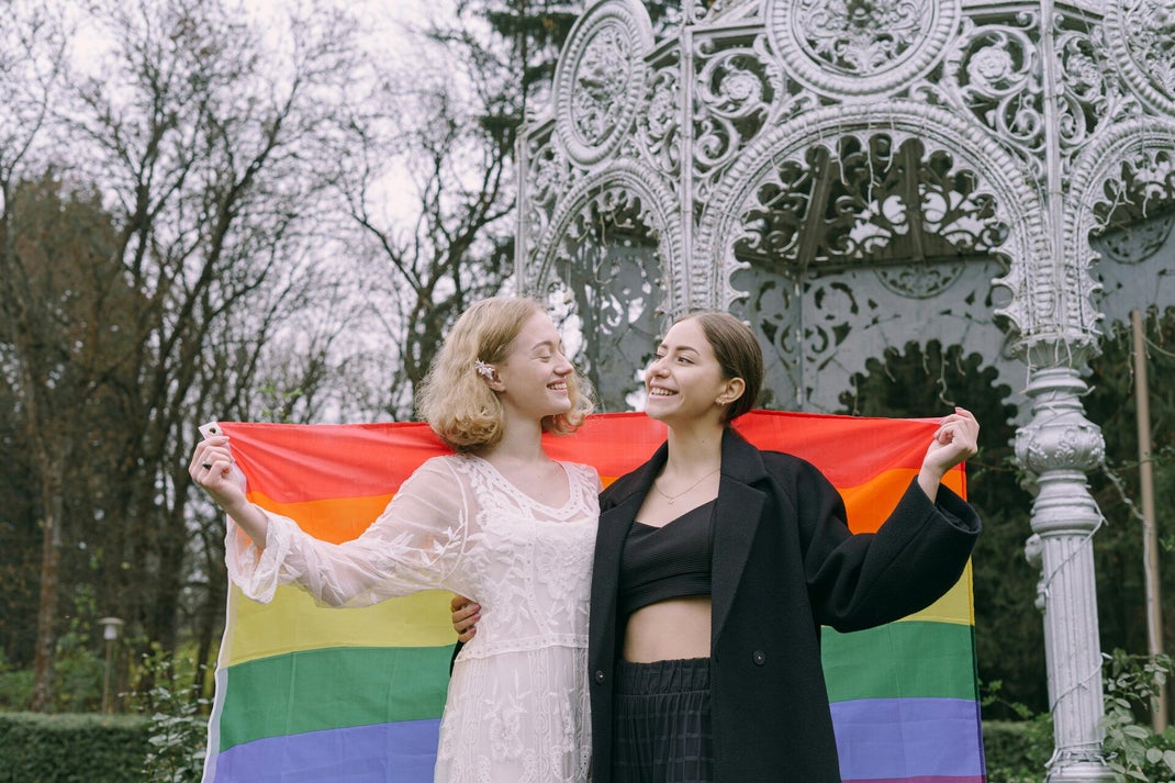 lesbienne portant un drapeau LGBT