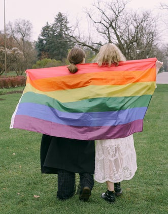 grand drapeau lgbt porté