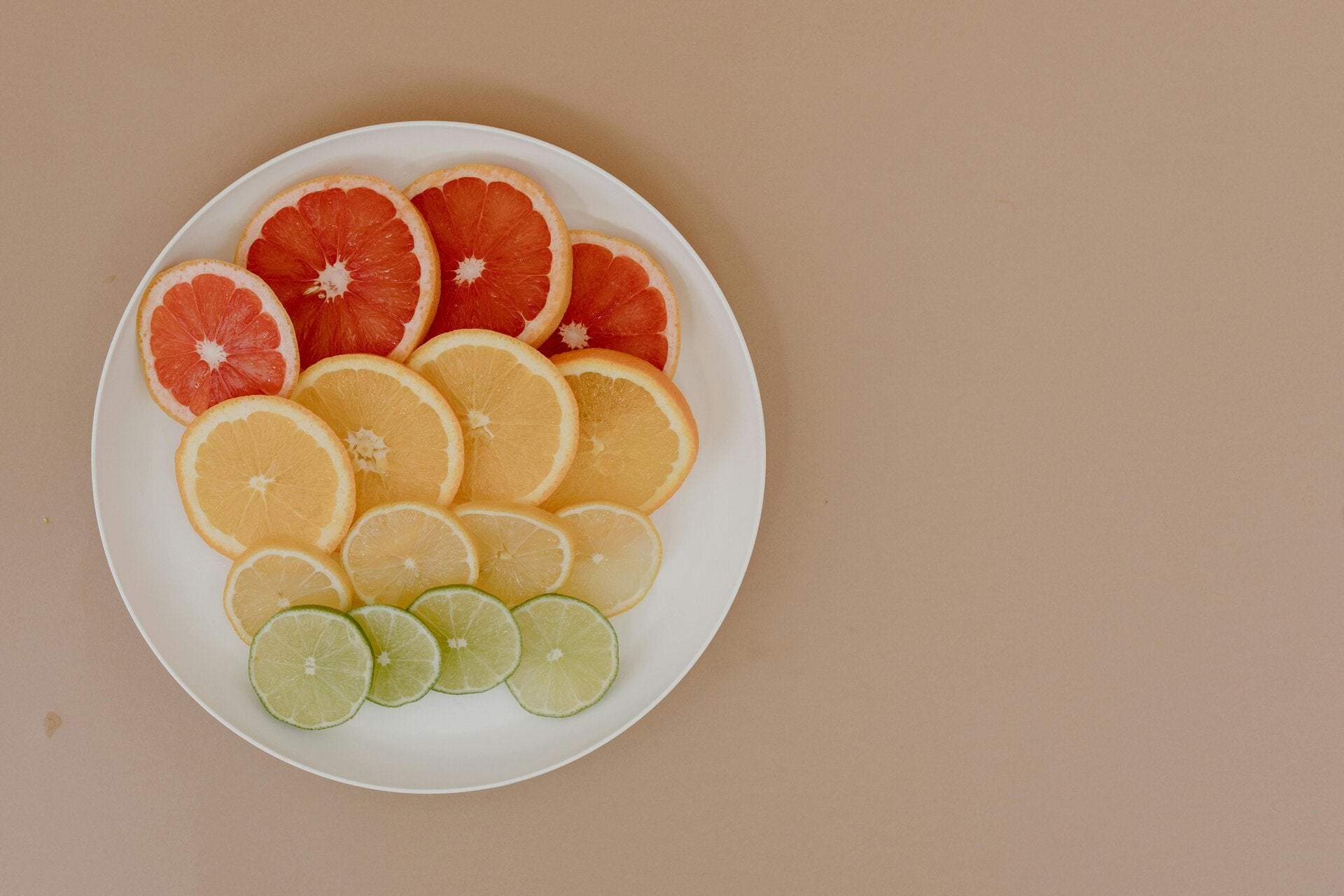 Cítricos cortados en rodajas, fuente de vitamina C