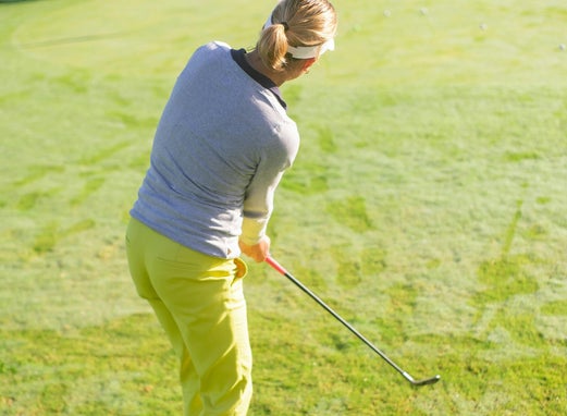 golferin mit golferarm ellbogen innenseite