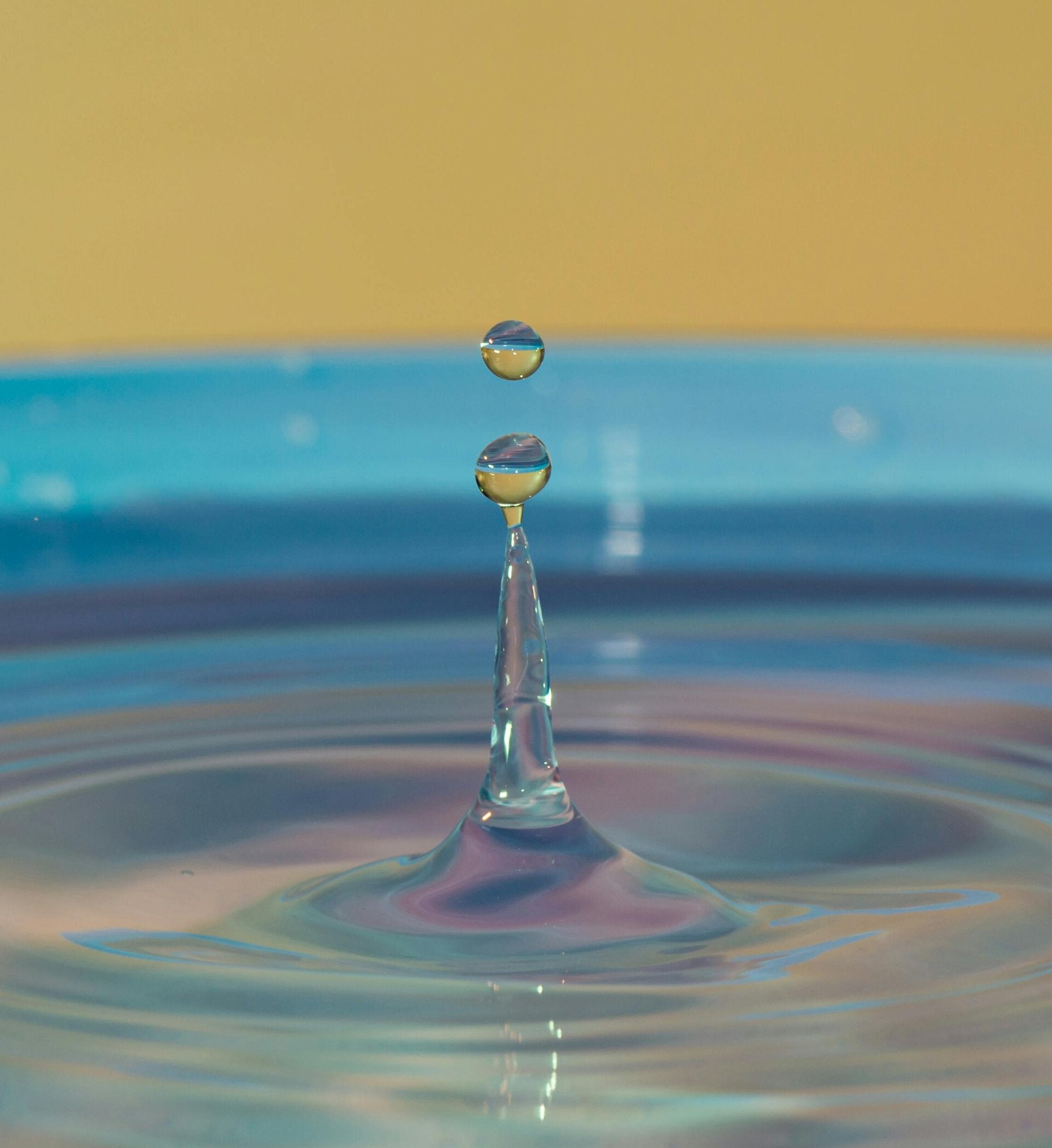 waterdruppel die omhoogkomt uit wateroppervlak