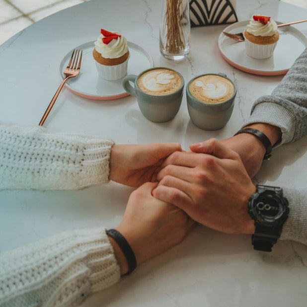Foto Marina Abrosimova verliefd koppel verstrengeld handen café Missnienox poëzie