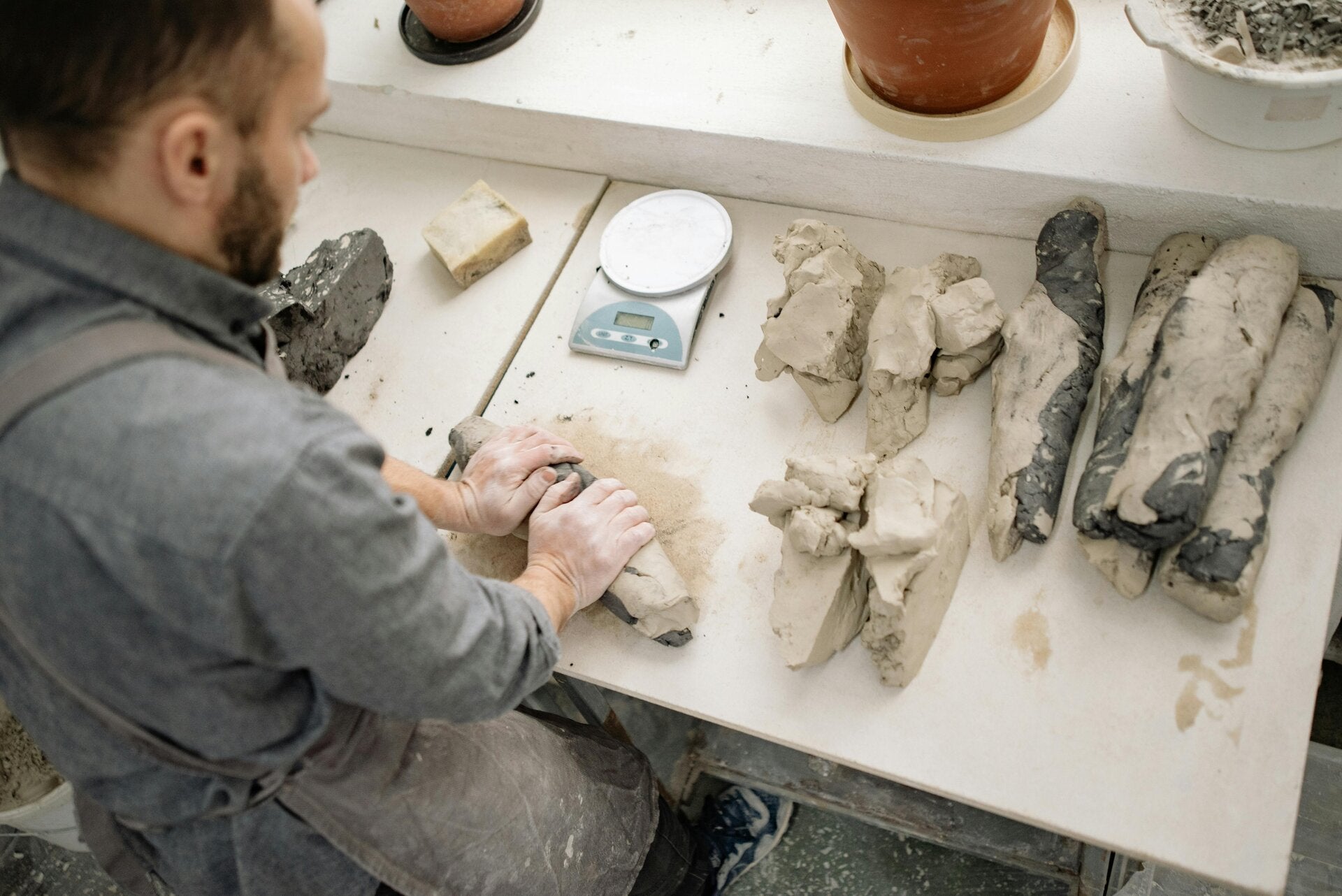 Statue religieuse artisanale faite main en France, sculpture chrétienne en plâtre représentant un savoir-faire traditionnel et l’art religieux