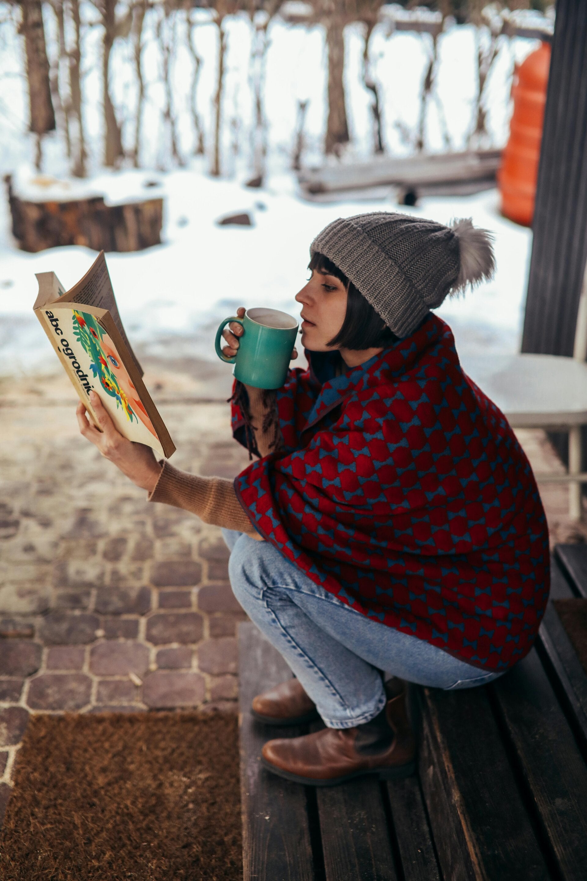 Vrouw leest een boek.
