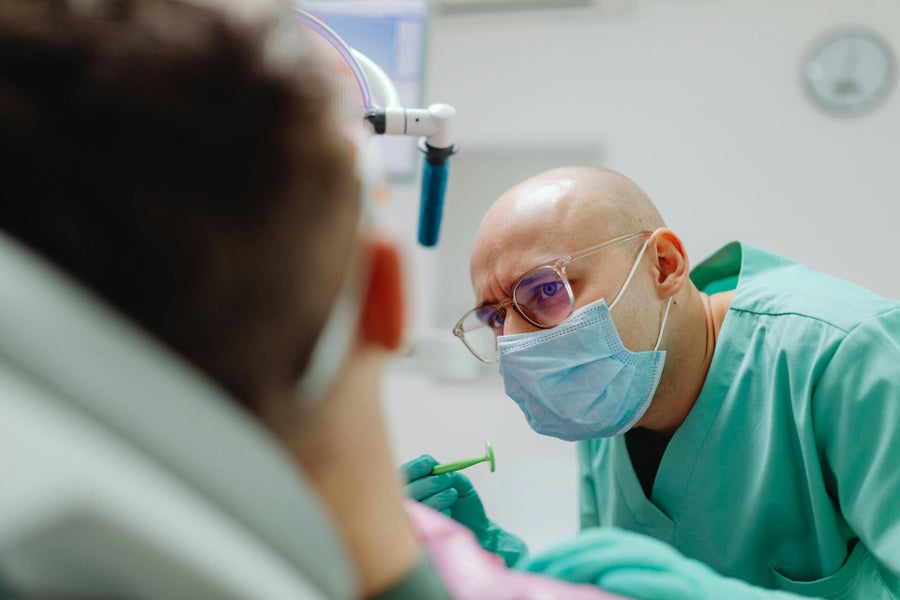 Un dentiste "YouTube" arrêté en République tchèque après avoir soigné illégalement des dizaines de patients