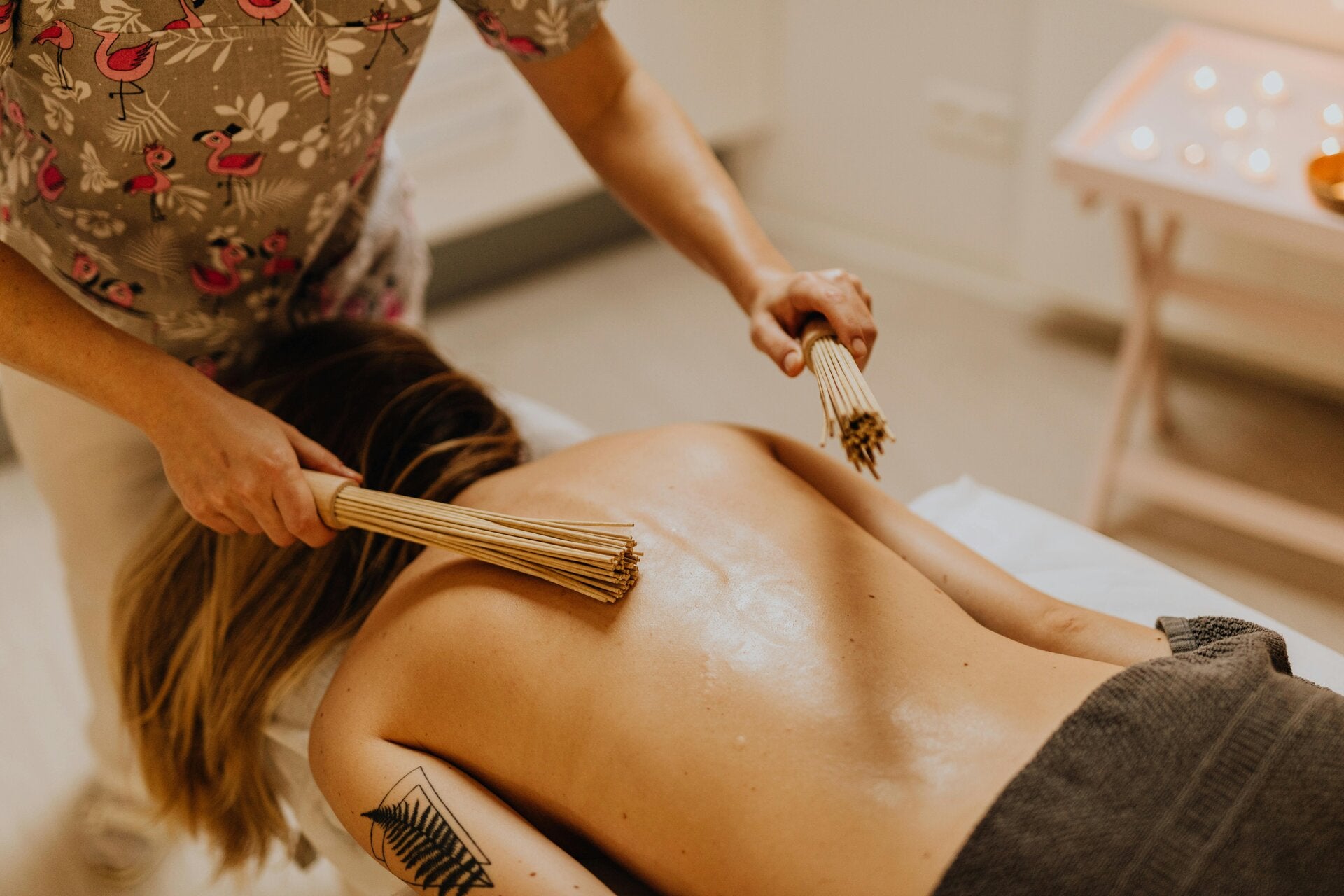 Mouvements doux de relaxation sensorielle sur le dos Séance de détente naturelle chez NaturoAura