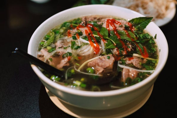 Bol de phở fumant