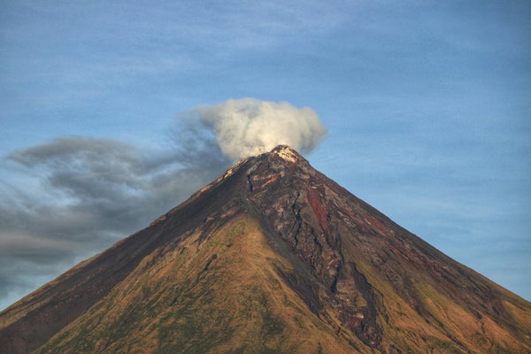Volcan Mayon et son panache