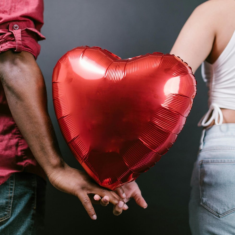 Foto RDNE Stock project rood hart man & vrouw hand in hand Missnienox poëzie