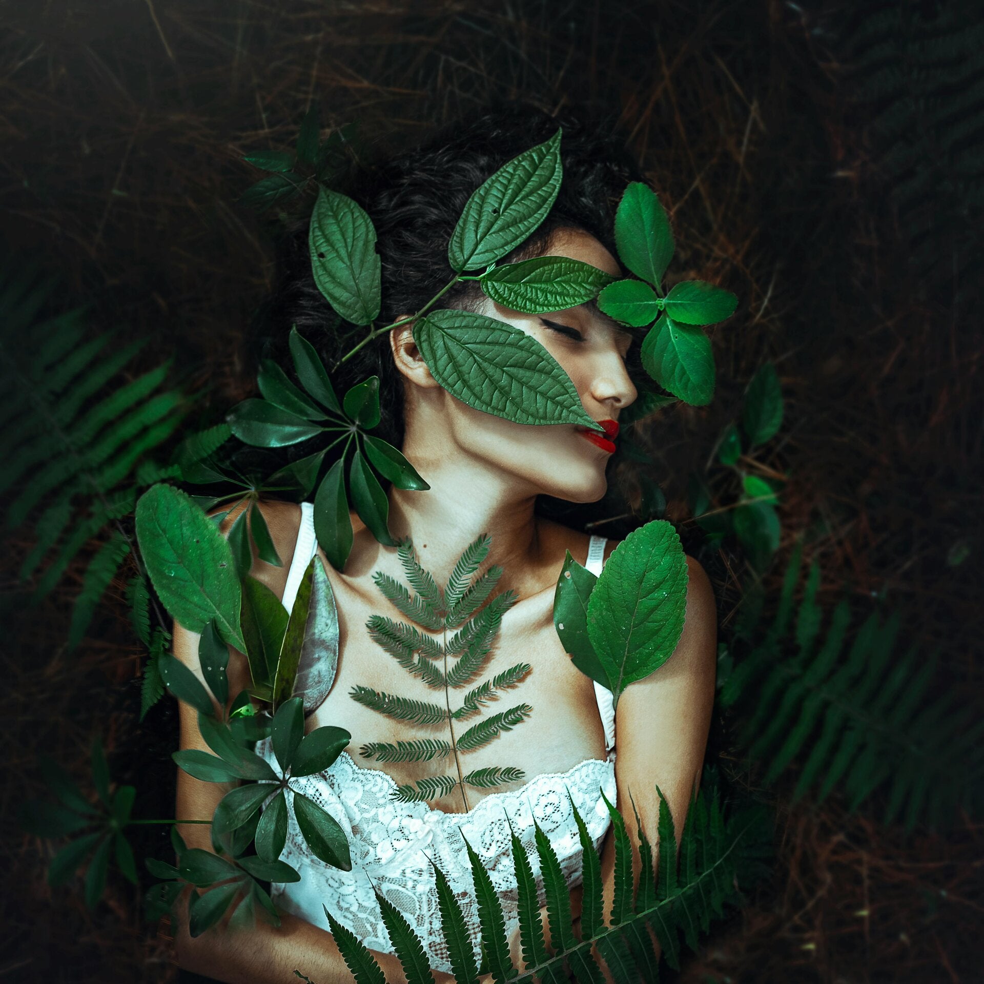 Foto Isabella Mariana vrouw bladeren groen missnienox poëzie 