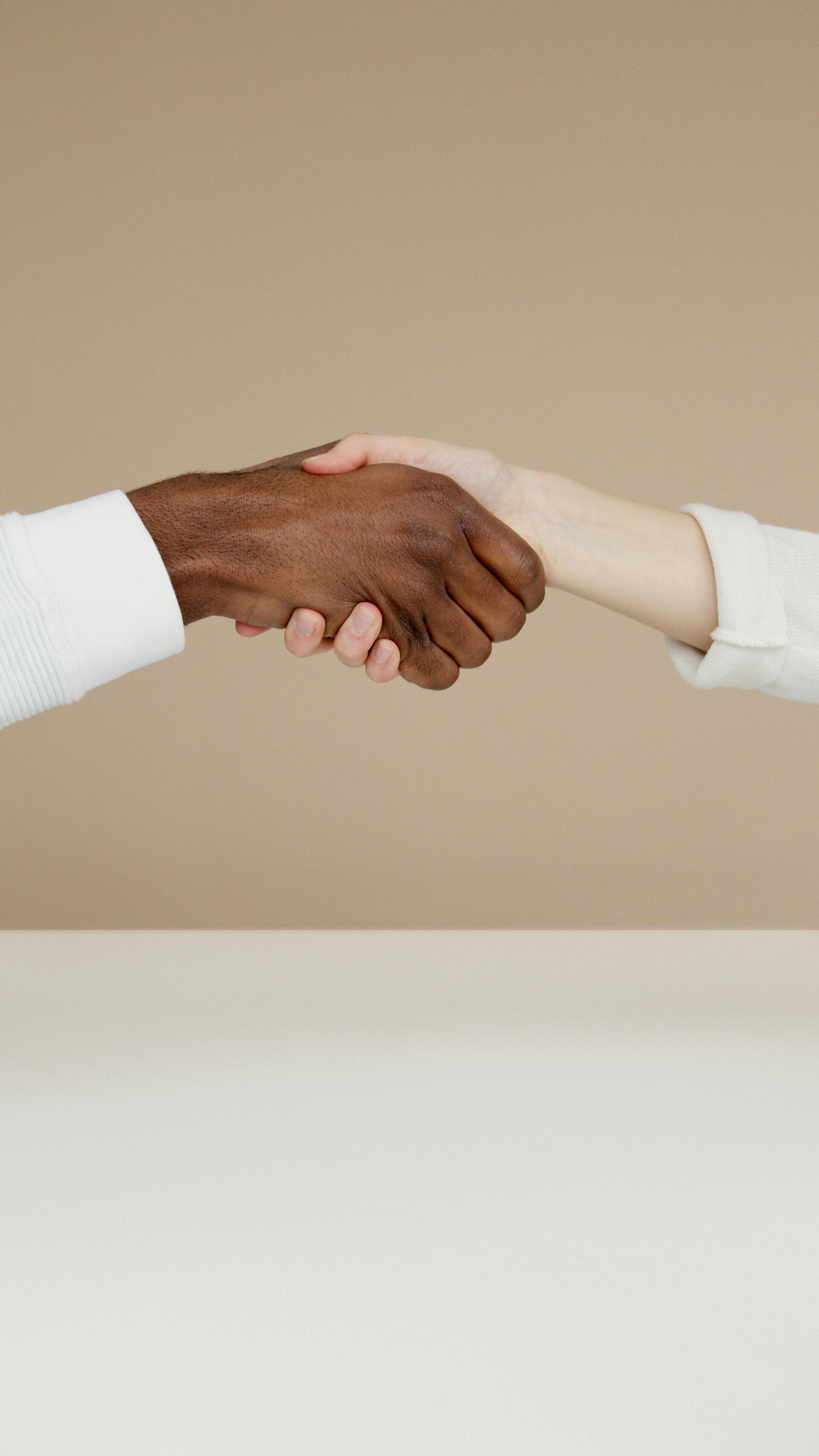 Twee mensen schudden elkaar de hand als symbool voor vertrouwen en samenwerking.