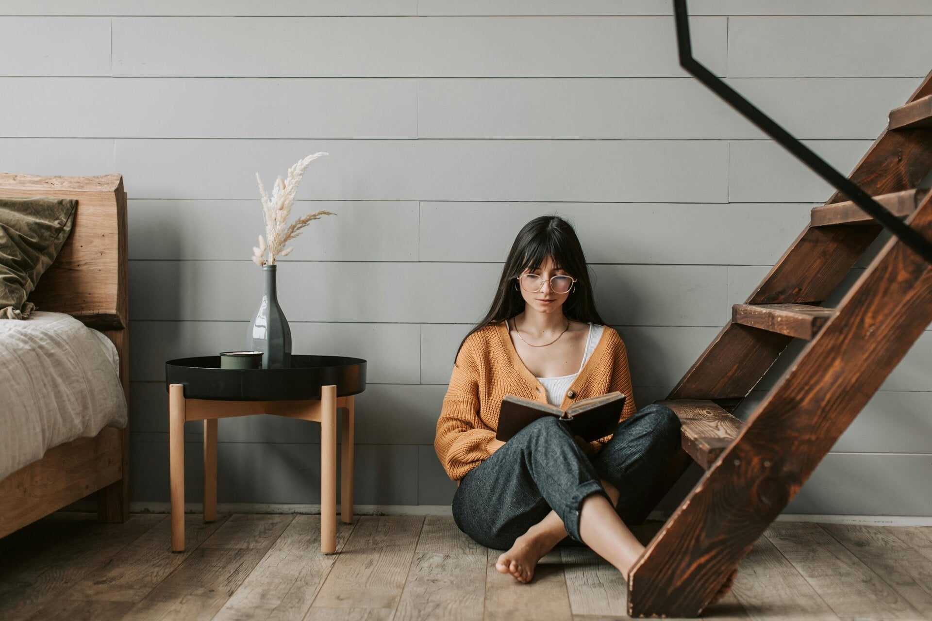 Afbeelding van een vrouw die leest.