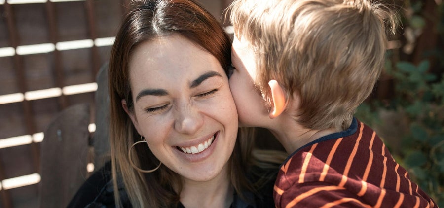Kind lernt Selbstregulation mit Eltern - Emotionsregulation Kinder, Gefühle verstehen lernen, Selbstregulation fördern