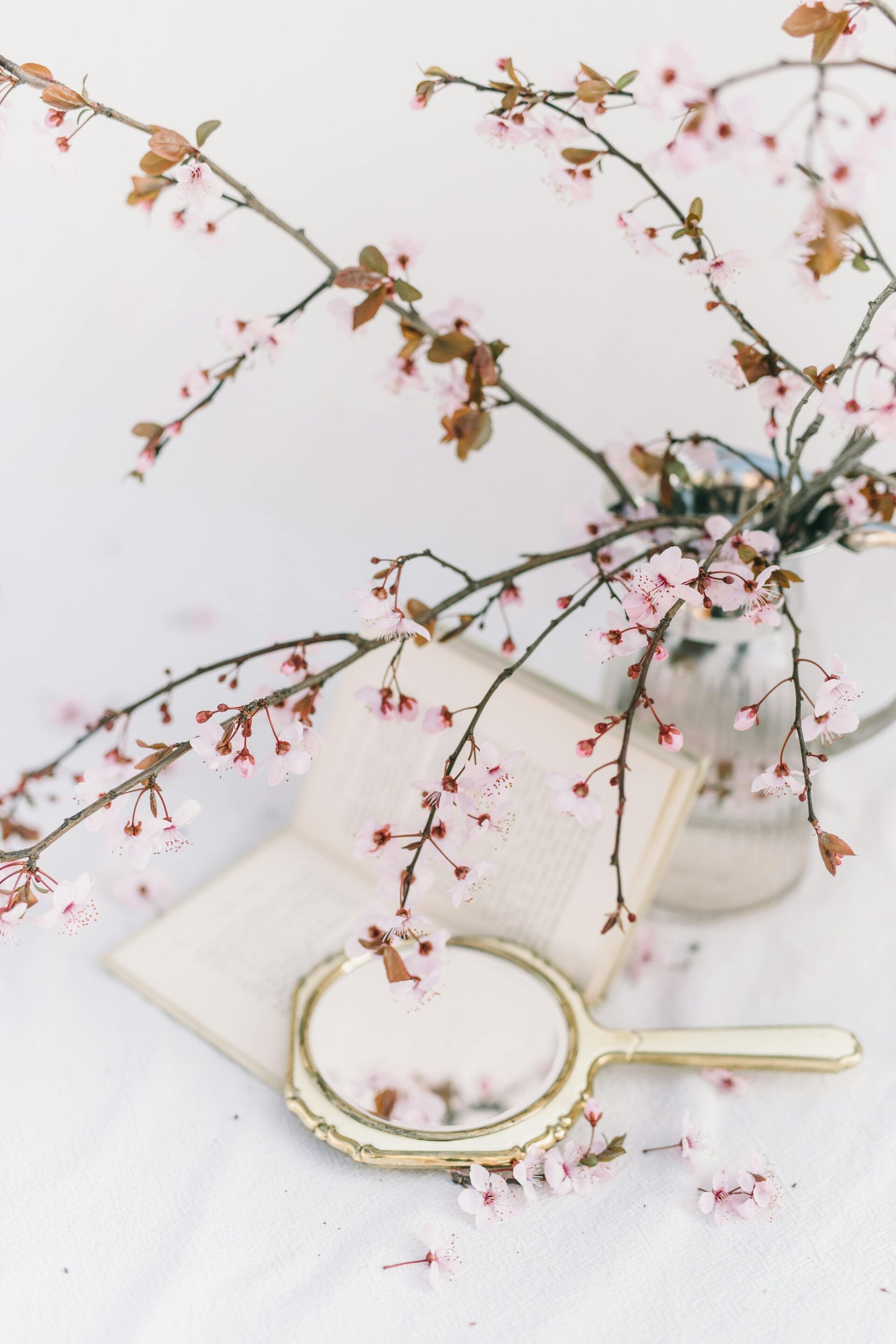 Boek met bloem en spiegel.